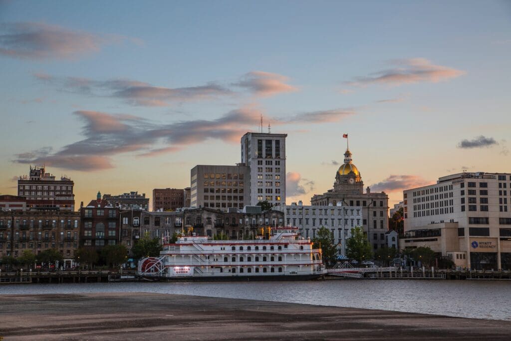 a small boat in a large city